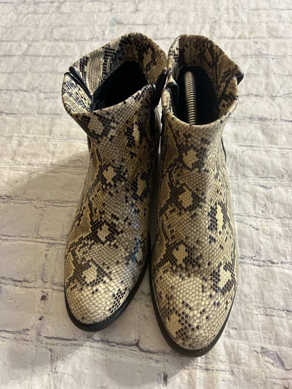 ARTISAN LISSA SNAKESKIN LOW BLOCK HEEL LEATHER ANKLE BOOTIES WOMEN’S SIZE 8